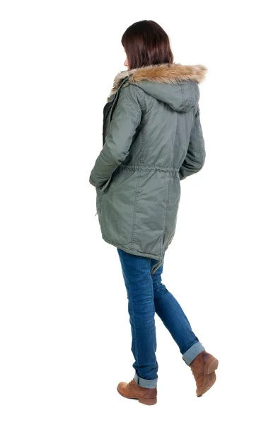公園に立っている若い美しいブルネットの女性の背面図 — ストック写真