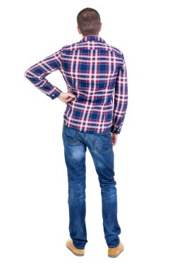 arkadan görünüşü ararken Kareli gömlekli yakışıklı adam.