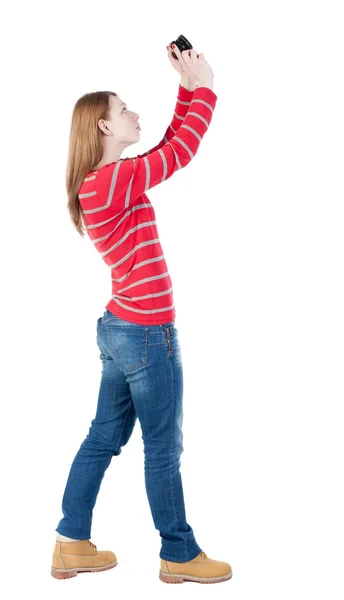 Achteraanzicht van vrouw fotograferen. meisje fotograaf in spijkerbroek. — Stockfoto