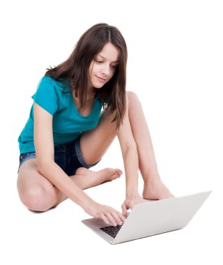 dizüstü bilgisayar ile katta oturan kadın.