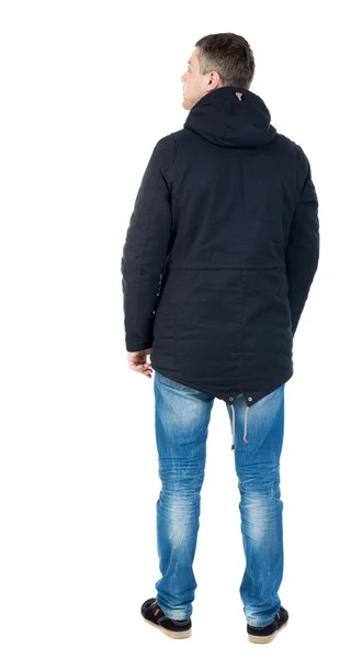 Bakifrån av stilig man i vinterjacka tittar upp. — Stockfoto