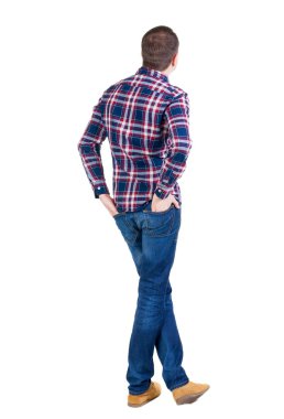 arkadan görünüşü kareli gömlek bakan yakışıklı bir adam.