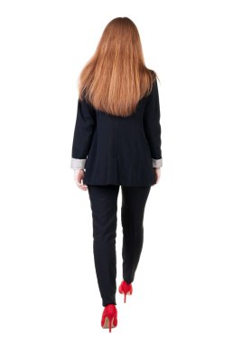 kırmızı kafa iş kadını yürüyüş.