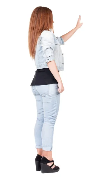 Junge Frau in Jeans drückt unten auf etwas. — Stockfoto