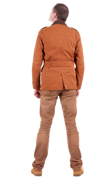 Bakifrån av stilfullt klädd man i en brun jackett ser u — Stockfoto