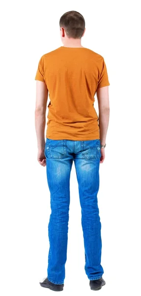 Вид сзади молодых людей в оранжевой футболке. — стоковое фото