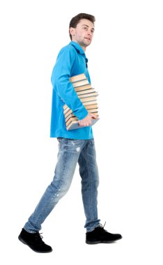 kitapların bir yığınına gidiyor adam yan görünüm taşır.