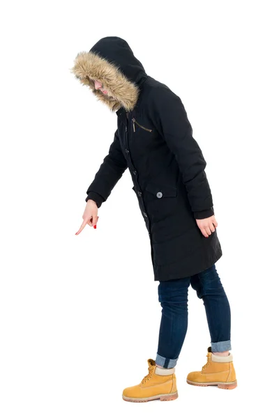 Rückansicht des zeigen junger Frauen in Parka. Junges Mädchen Geste — Stockfoto