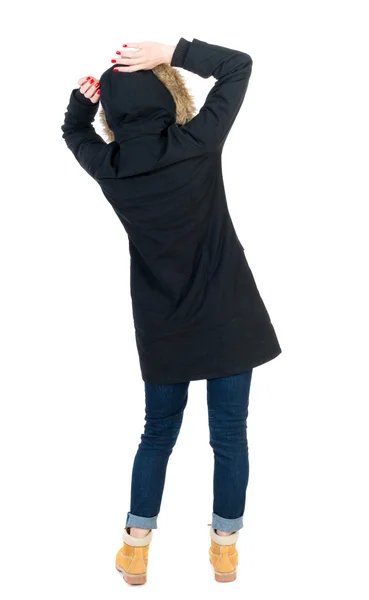 Mulher de casaco de inverno equilibra agitando os braços de vista traseira. — Fotografia de Stock