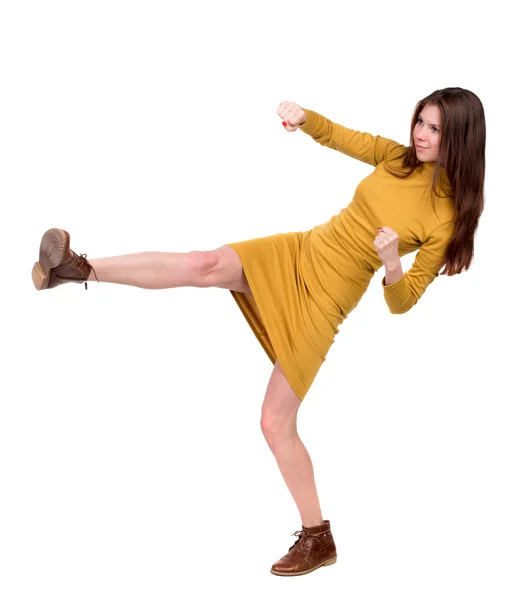 Kollarını ve bacaklarını sallıyor sıska kadın komik savaşır. — Stok fotoğraf