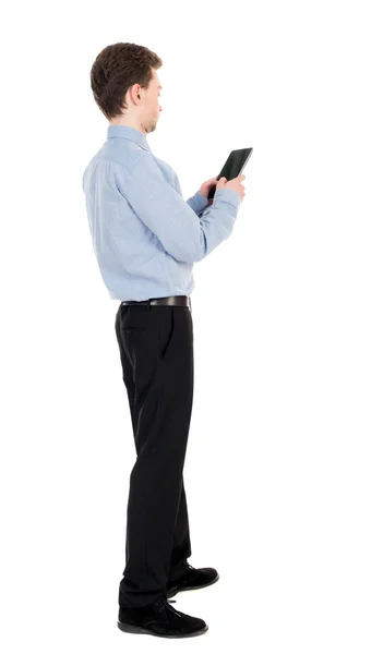 Achteraanzicht van zakenman maakt gebruik van mobiele telefoon. — Stockfoto