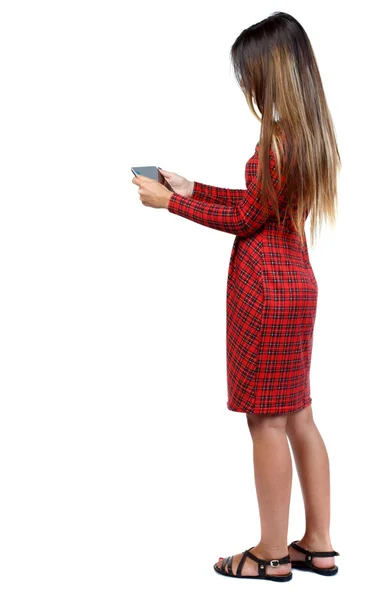 Rückansicht des ständigen junge schöne Frau und verwenden eine mobile — Stockfoto