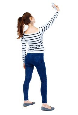 arkadan görünüşü bir mobil pho kullanan duran genç güzel kadın