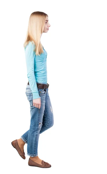 Kot pantolon yürüyen kadın yan görünüm. — Stok fotoğraf