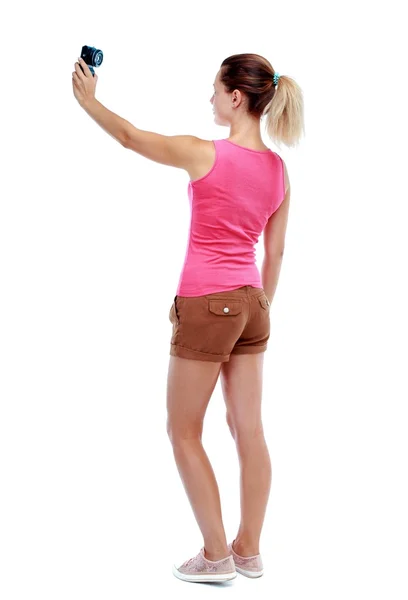 Widok stoi młoda kobieta piękna i za pomocą telefonii komórkowej z tyłu — Zdjęcie stockowe