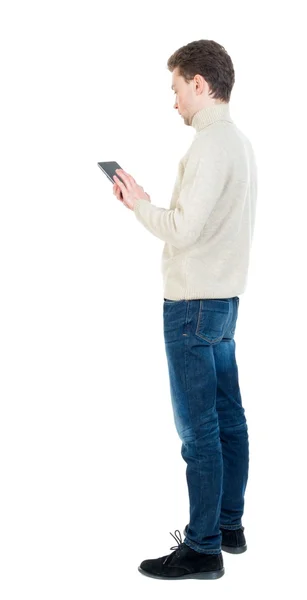 Bakifrån av business man använder mobiltelefon. — Stockfoto