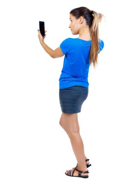 arkadan görünüşü bir mobil pho kullanan duran genç güzel kadın