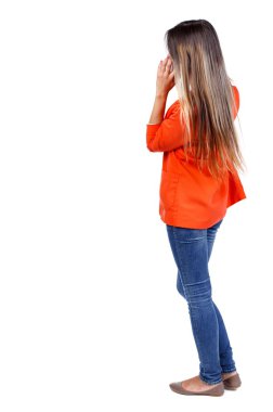 arkadan görünüşü mobil bir fon kullanan duran genç güzel kadın