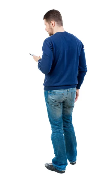 Achteraanzicht van zakenman maakt gebruik van mobiele telefoon. — Stockfoto