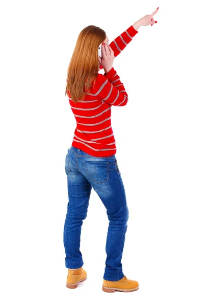 Vista de apontando mulher bonita jovem e usando um móvel traseira — Fotografia de Stock