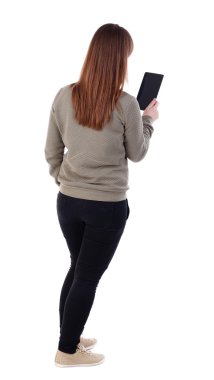 arkadan görünüşü bir mobil pho kullanan duran genç güzel kadın