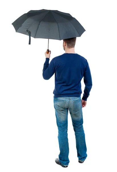 Молодий чоловік в білому в'язаному светрі під парасолькою — стокове фото