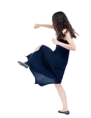 kollarını ve bacaklarını sallıyor sıska kadın komik savaşır.