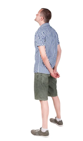 シャツとショート パンツを探しているに成人男性の背面図. — ストック写真