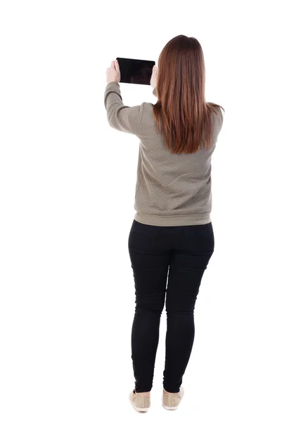 Vista posteriore di giovane donna bella in piedi utilizzando un mobile pho — Foto Stock
