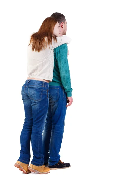 Vista da jovem abraçando casal abraço e olhar de volta — Fotografia de Stock