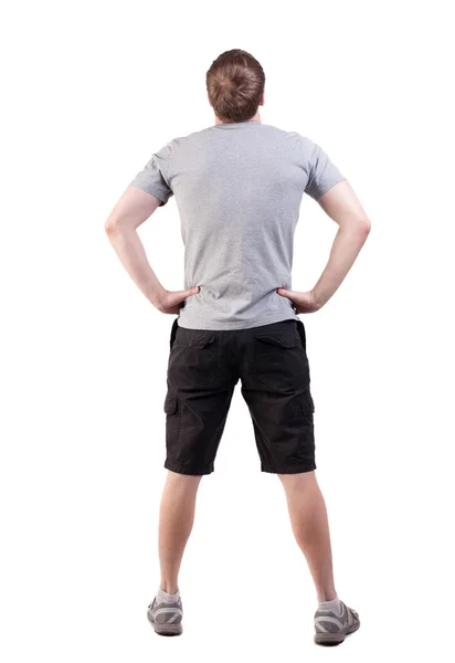 Vista del bell'uomo in maglietta e pantaloncini alzando posteriore — Foto Stock