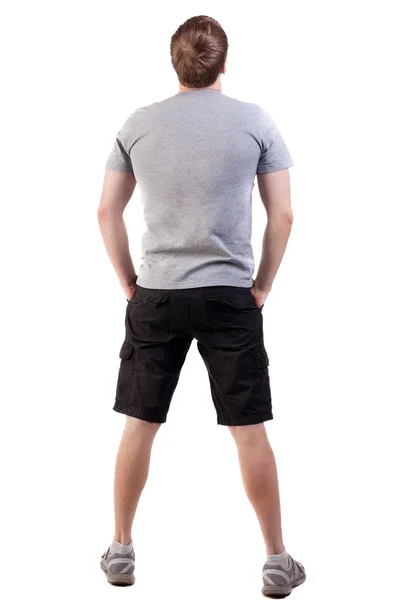 Vista posterior de hombre guapo en camiseta y pantalones cortos mirando hacia arriba — Foto de Stock