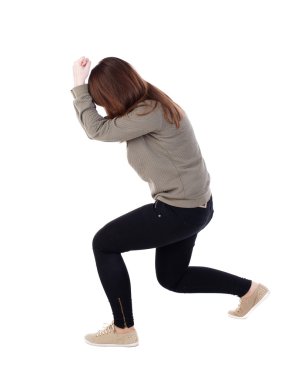 Arkadan ayakta genç güzel kadın kot pantolon görünüşü