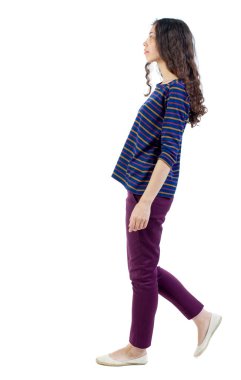 Arkadan görünüşü yürüyen kıvırcık kadın.