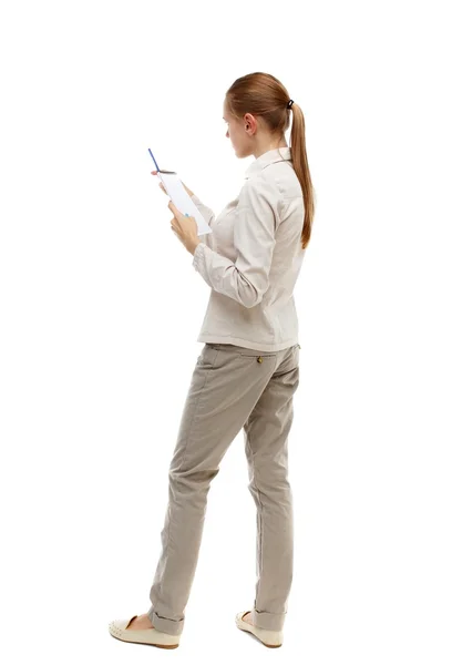 Vista trasera de soportes mujer toma notas en un cuaderno —  Fotos de Stock