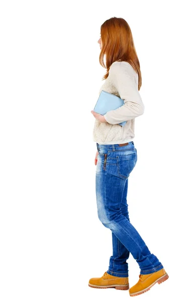 Mädchen kommt mit Stapel Bücher. — Stockfoto