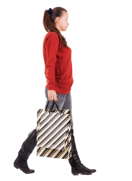 Vista trasera de la mujer que va con bolsas de compras  . —  Fotos de Stock