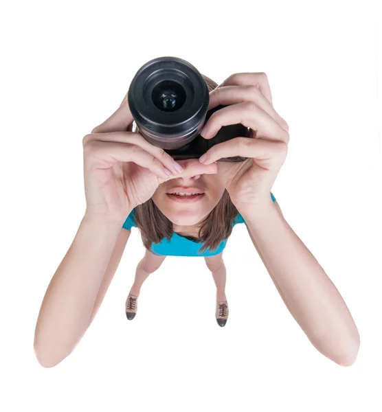 Jonge vrouw in korte broek gefotografeerd iets compact camera. — Stockfoto
