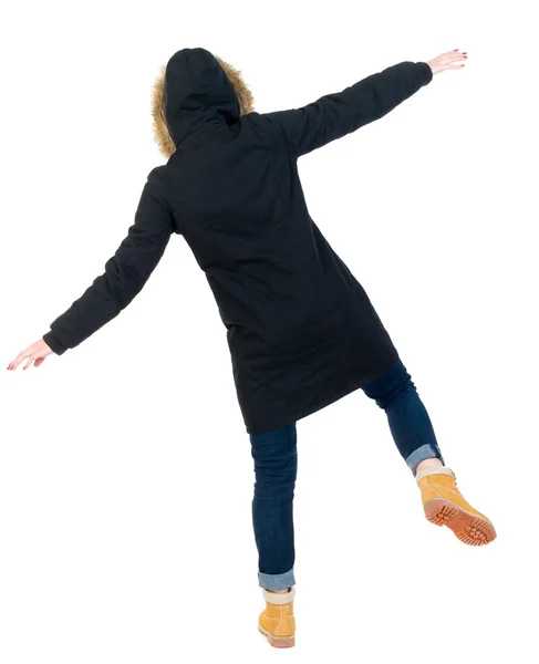 다시 보기 겨울 재킷에 여자는 그의 팔을 흔들며 균형. — 스톡 사진