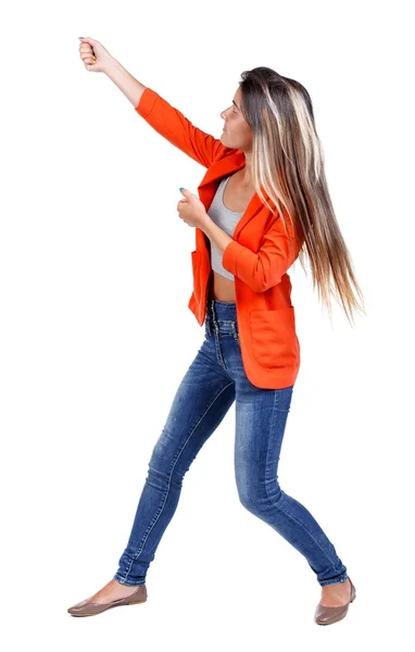 Achteraanzicht van staande meisje trekken een touw van boven of vastklampen aan s — Stockfoto