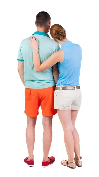Vista da jovem abraçando casal shorts abraço e olhar para trás. — Fotografia de Stock