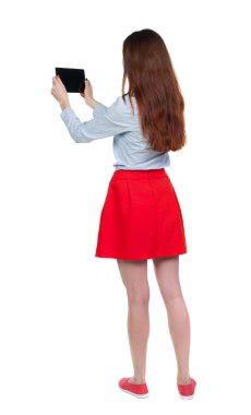 arkadan görünüşü bir mobil pho kullanan duran genç güzel kadın