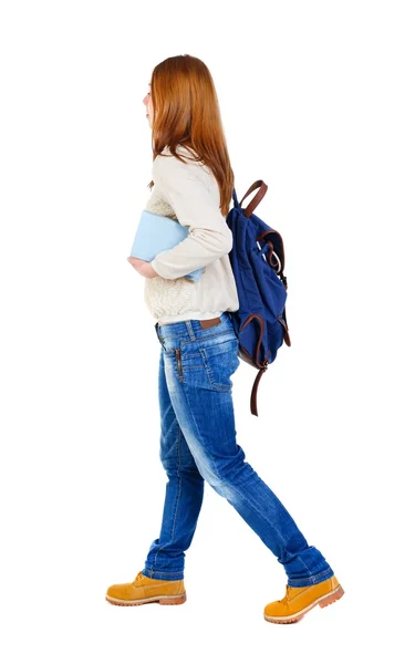 Mädchen kommt mit Stapel Bücher. — Stockfoto