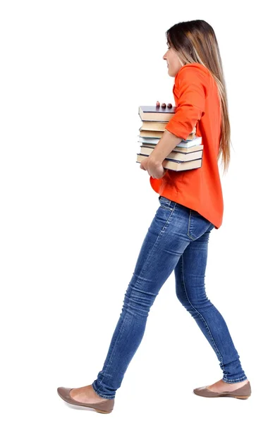 Mädchen kommt mit Stapel Bücher. — Stockfoto