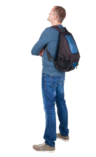 Vedere din spate a omului cu rucsac fotografic în căutarea în sus — Fotografie, imagine de stoc