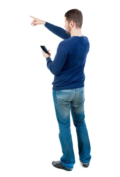 Bakifrån pekar unga män talar i mobiltelefon. — Stockfoto