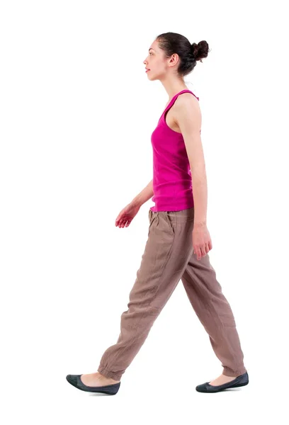 Οπίσθια όψη του περπατήματος σγουρά γυναίκα. — Φωτογραφία Αρχείου