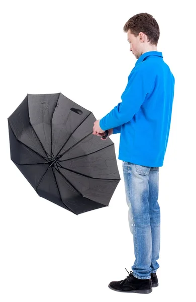 Joven en un suéter de punto blanco debajo de un paraguas — Foto de Stock