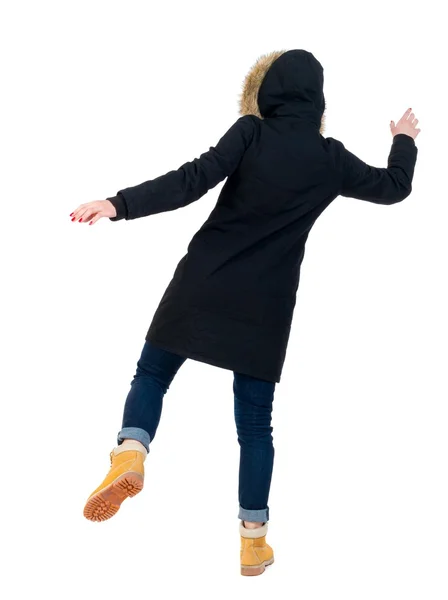 다시 보기 겨울 재킷에 여자는 그의 팔을 흔들며 균형. — 스톡 사진