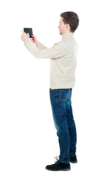Πίσω όψη του στέκεται επιχείρηση άνθρωπος φωτογραφίζοντας ένα τηλέφωνο ή tabl — Φωτογραφία Αρχείου